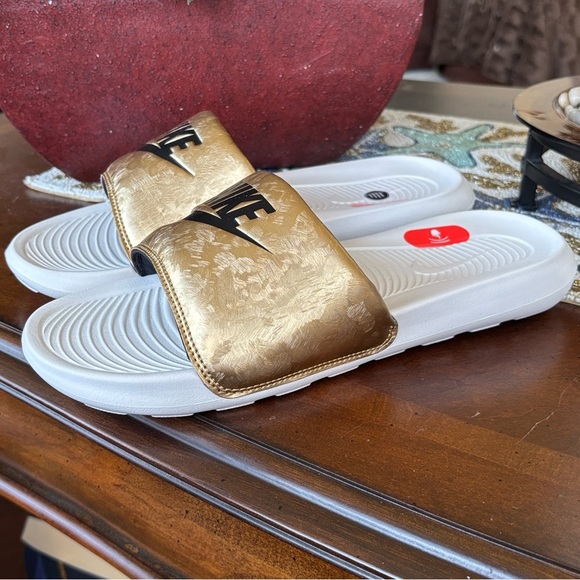 Brand New Nike Victori One Slides Metallic Gold w/ Black Comfort Sport Sandals - Picture 8 of 16